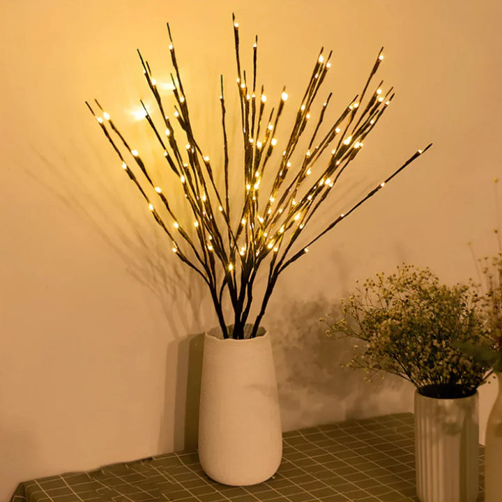 LED-Lichterzweige in weißer Vase, warmweißes Licht, Dekoration für Wohnzimmer, stimmungsvolle Beleuchtung.