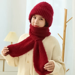 Frau mit rotem Strickmütze und Schal, cremefarbener Pullover, Wintermode Accessoires.