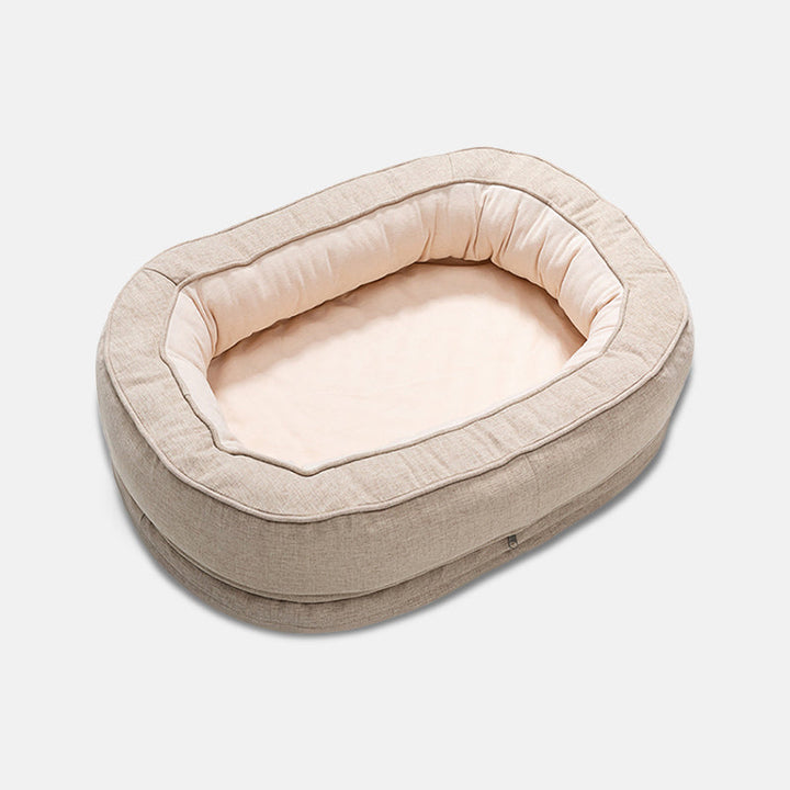 Beiges ovales Hundebett aus Leinen, gemütlich und weich, ideal für kleine Hunde.