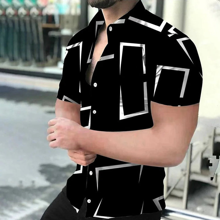 Mann in schwarzem Hemd mit geometrischem Muster, Kurzarm, modern, stilvoll, Sommermode.