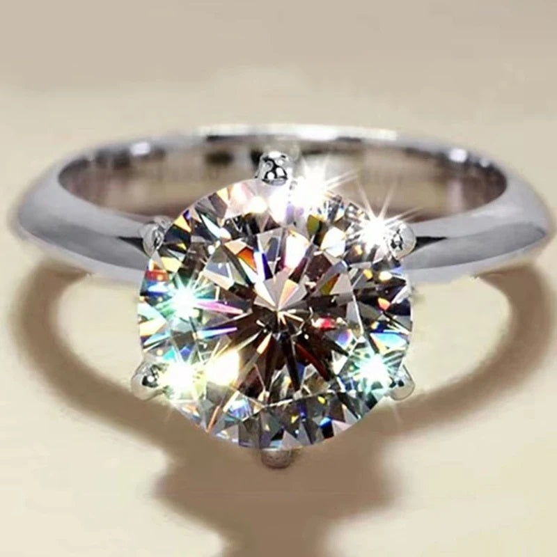 Silberner Verlobungsring mit großem, funkelndem Diamant, klassisches Design, luxuriös.