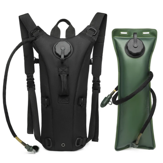 Schwarzer Trinkrucksack mit grünem Wasserreservoir, ideal für Outdoor-Aktivitäten.