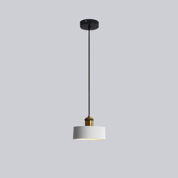 Moderne Hängelampe, schwarz-gold, rund, minimalistisch, für Wohnzimmer oder Esszimmer.