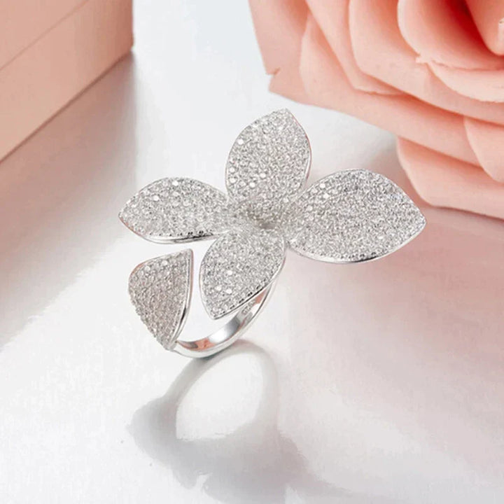 Silberner Blumenring mit Strasssteinen, elegantes Schmuckdesign, Geschenk für Frauen.