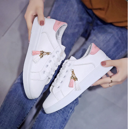 Weiße Damen-Sneaker mit rosa Akzenten und Quasten, Freizeitschuhe, modisch, bequem.