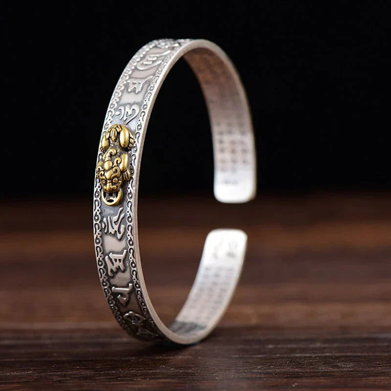 Silberarmreif mit goldener Löwenverzierung, tibetisches Design, handgefertigt, Unisex-Schmuck.