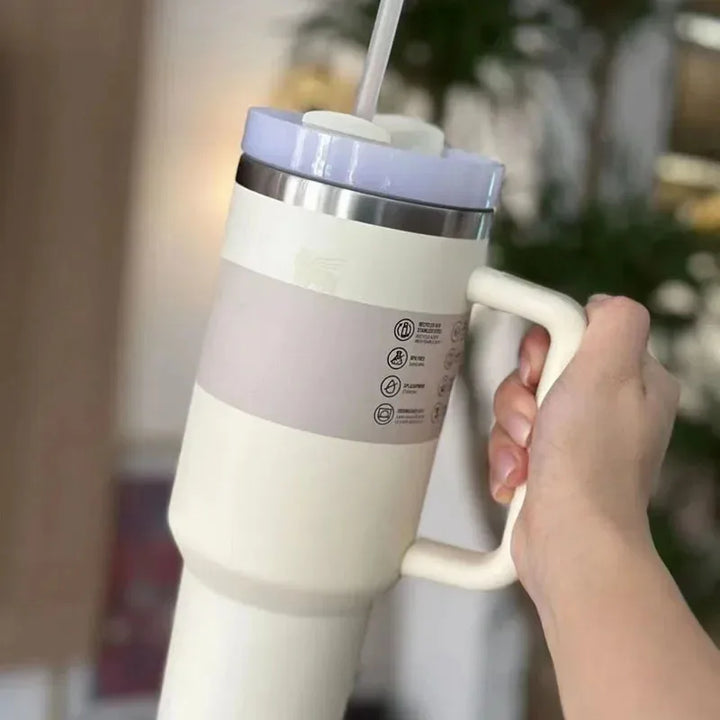 Großer weißer Thermobecher mit Henkel und Strohhalm, ideal für heiße und kalte Getränke.