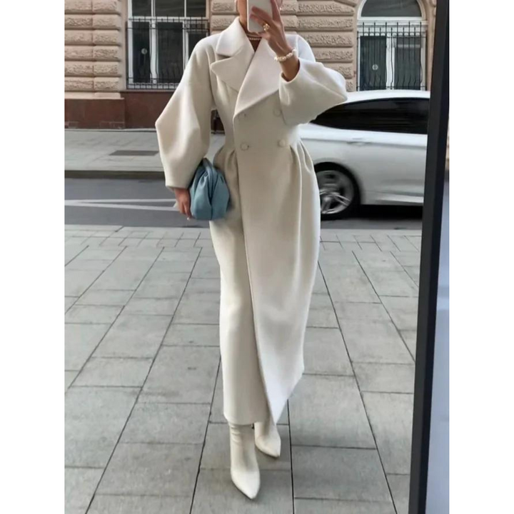 Frau im weißen Wollmantel, blaue Handtasche, elegante Mode, Herbst-Winter-Outfit, Straße.