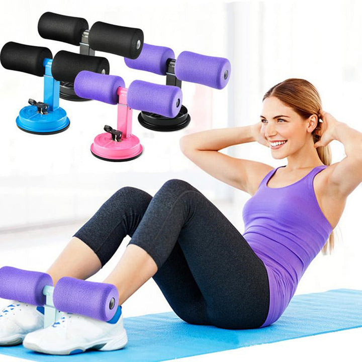 Frau trainiert mit lila Bauchmuskeltrainer, Fitnessgerät, Heimtraining, Sport, Gymnastikmatte.