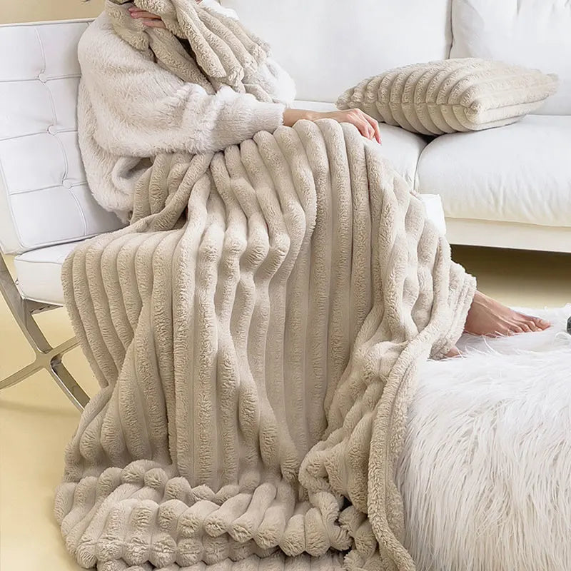 Flauschige beige Decke aus Kunstfell, gestreift, auf Sofa, gemütlich, Wohnzimmer-Dekoration.