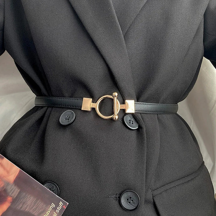 Schwarzer Blazer mit elegantem Ledergürtel und goldener Schnalle, Damenmode.