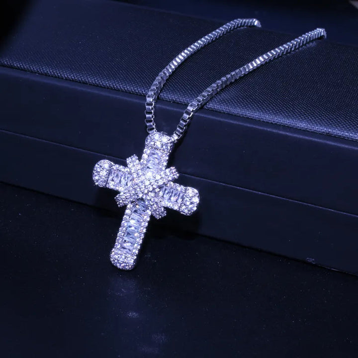 Silberne Kreuzkette mit Diamanten, funkelndes Schmuckstück, elegantes Design, Geschenkidee.