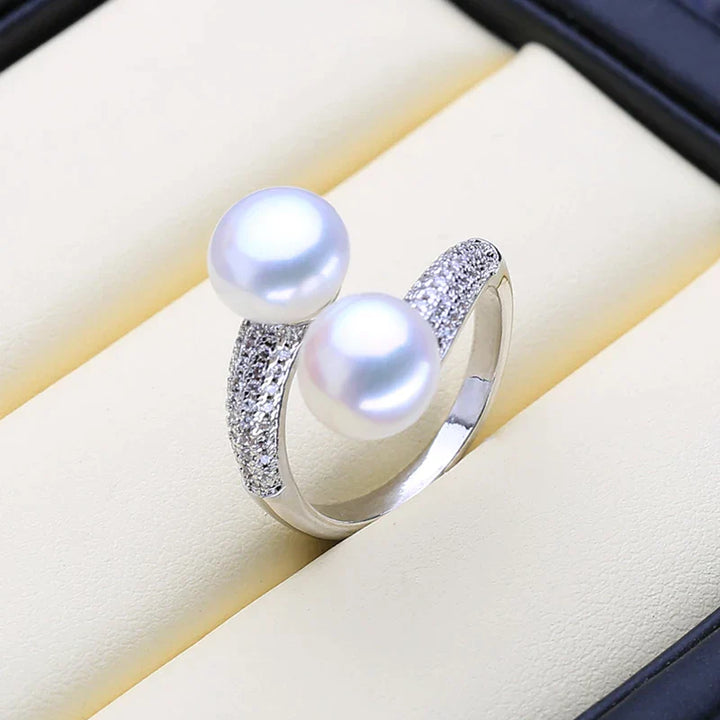 Silberner Ring mit zwei weißen Perlen und Strasssteinen, eleganter Schmuck, Geschenkidee.