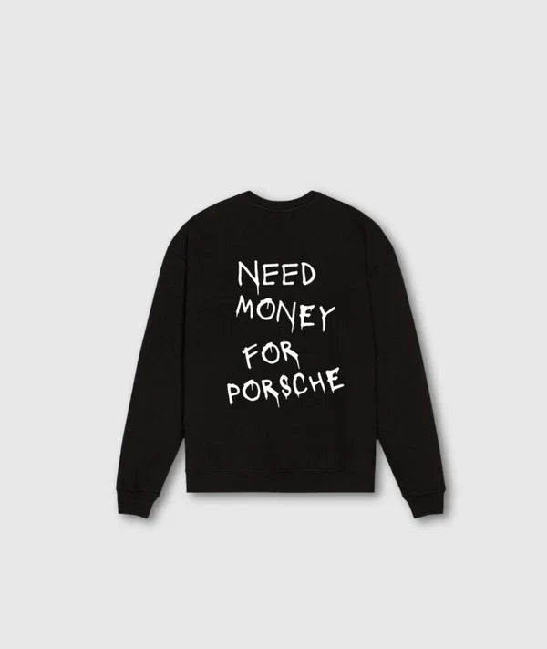 Schwarzer Pullover mit weißem Schriftzug "Need Money for Porsche" auf der Rückseite.