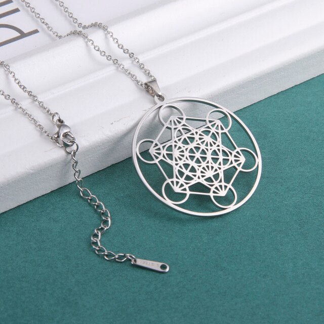 Silberkette mit geometrischem Anhänger, Metatron-Würfel, Edelstahl, modisches Schmuckdesign.