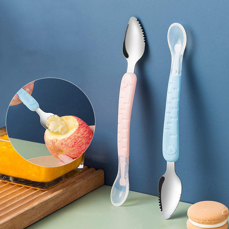 Rosa und blauer multifunktionaler Fruchtlöffel mit gezackter Kante, ideal für Obstschneiden.