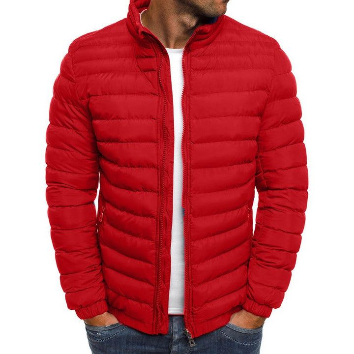Rote Herren-Daunenjacke, Steppdesign, Reißverschluss, Wintermode, warm, casual.
