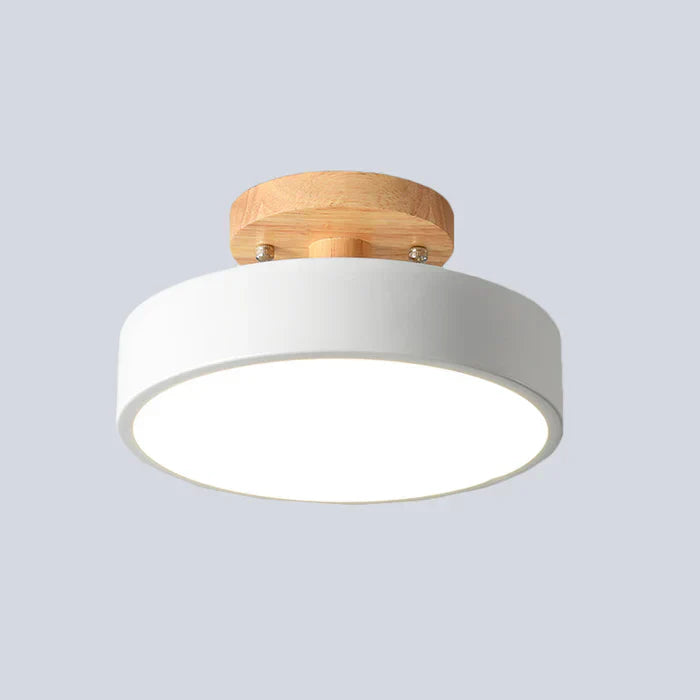 Moderne Deckenleuchte, weiß, Holzsockel, LED, rund, minimalistisch, Innenbeleuchtung.