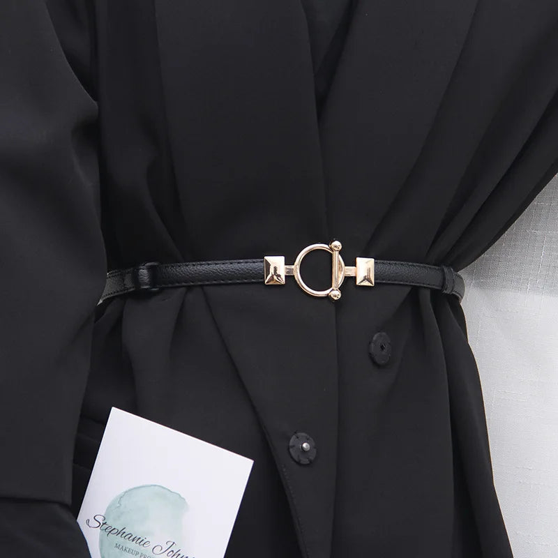 Schwarzer Ledergürtel mit goldener Schnalle, Damenmode, elegantes Accessoire, stilvoll.