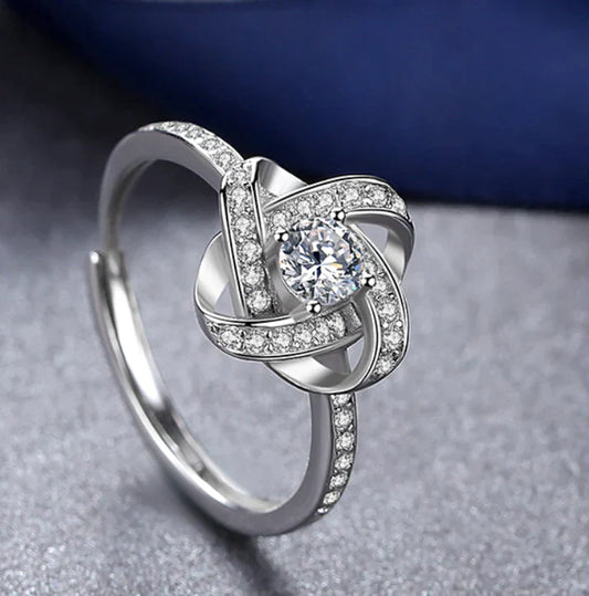 Silberner Diamantring mit Knotendesign, funkelnde Zirkonia-Steine, eleganter Schmuck für Damen.