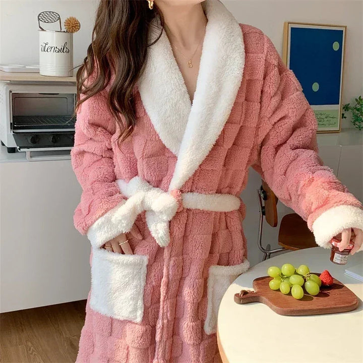 Flauschiger rosa Bademantel mit weißen Details, Damenmode, gemütlich, warm, Morgenmantel.