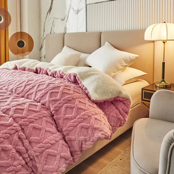 Rosa Bettdecke aus Plüsch auf modernem Bett, beige Kopfteil, weiße Kissen, gemütliches Schlafzimmer.