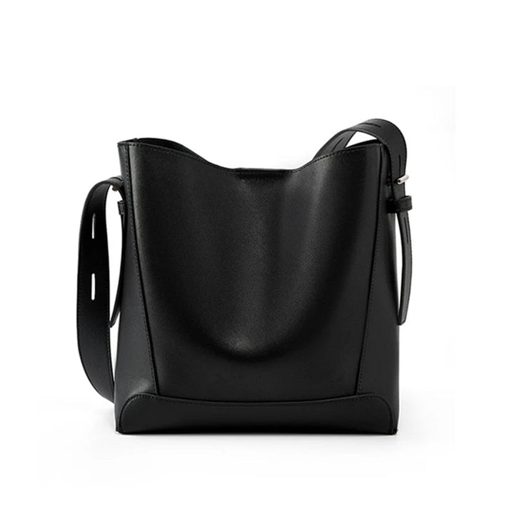 Schwarze Lederhandtasche mit verstellbarem Schulterriemen, modisch und elegant.