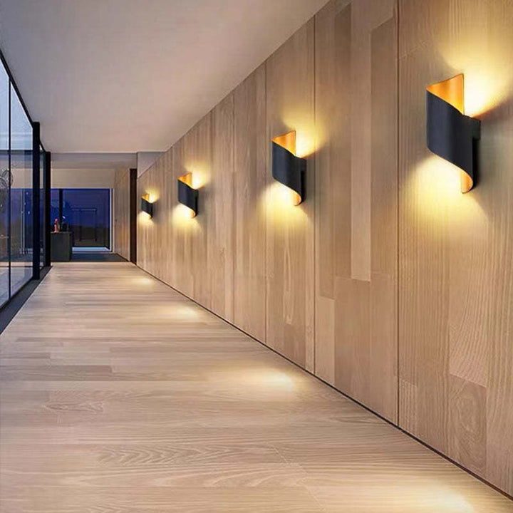 Moderne schwarze Wandleuchten im Flur, Holzverkleidung, warmes Licht, minimalistisches Design.