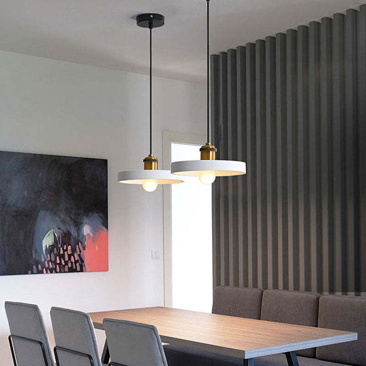 Moderne Pendelleuchten über Esstisch, schwarz-weiß, minimalistisch, Esszimmerbeleuchtung.