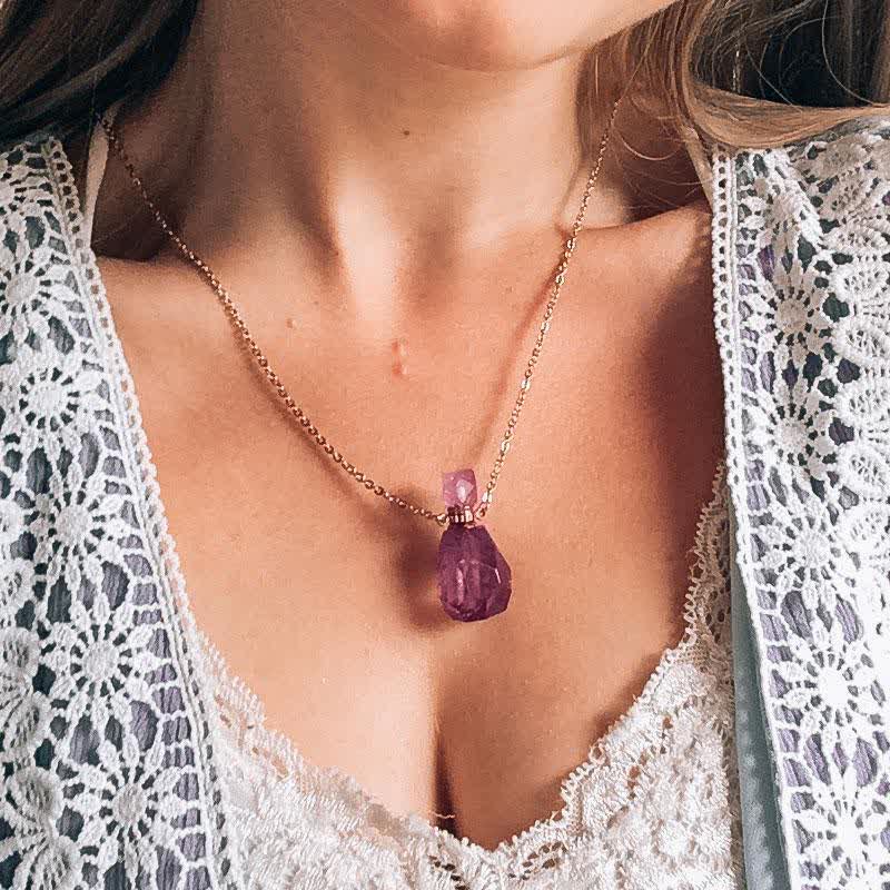 Frau mit lila Edelstein-Halskette, goldene Kette, Spitzenkleid, modisches Accessoire.