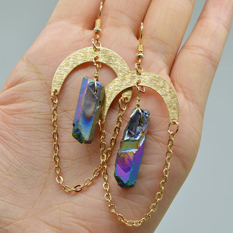 Goldene Ohrringe mit Regenbogenkristallen und Ketten, handgefertigter Schmuck, modisch.