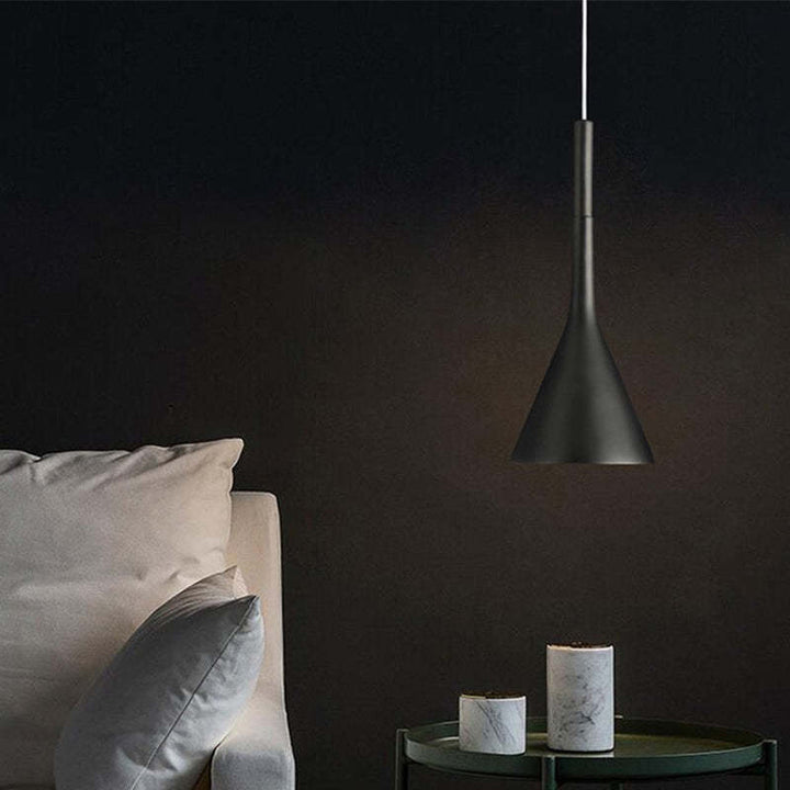 Schwarze Pendelleuchte über modernem Sofa und Tisch mit Kerzen, Wohnzimmerbeleuchtung.