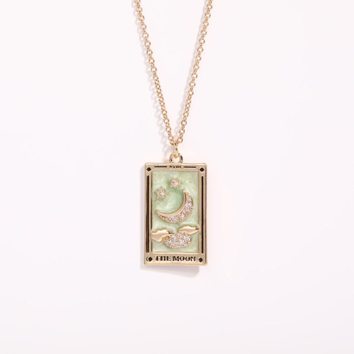 Goldene Halskette mit Tarot-Anhänger, Mondmotiv, grün, funkelnde Details, Damen-Schmuck.