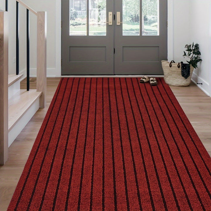 Roter gestreifter Teppichläufer im Flur, moderne Inneneinrichtung, Holzboden, Eingangstür.