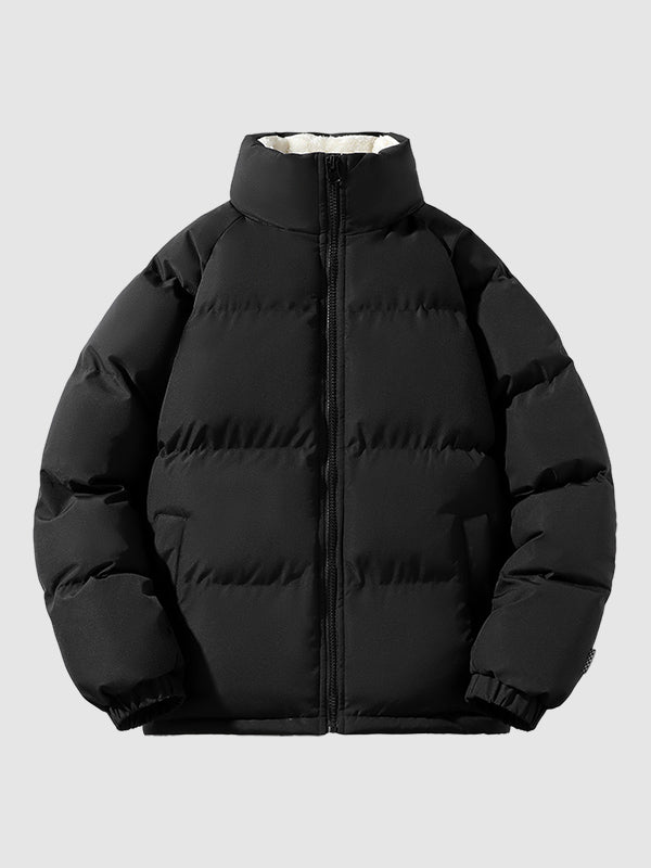 Schwarze Daunenjacke, warm, Wintermode, Reißverschluss, Stehkragen, isoliert, Herrenbekleidung.
