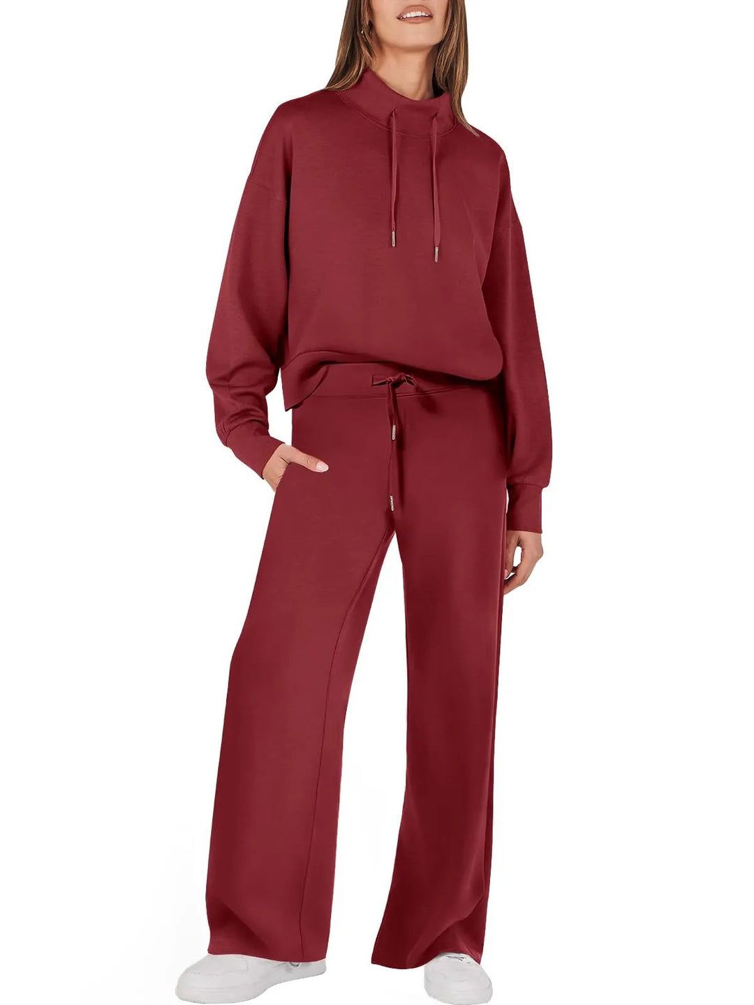 Frau in bordeauxrotem Damenanzug, Kapuzenpullover und Hose, Freizeitmode, bequem, modern.