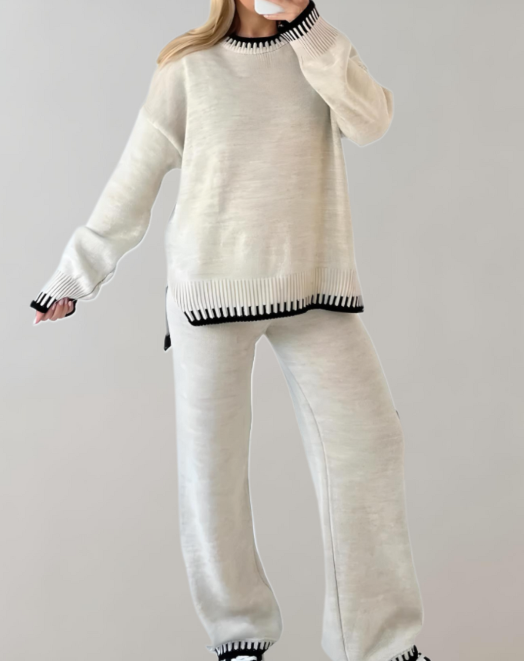 Zweiteiliges Damen-Set, cremefarben, stilvoll, nachhaltig, ideal für Alltag und Freizeit.