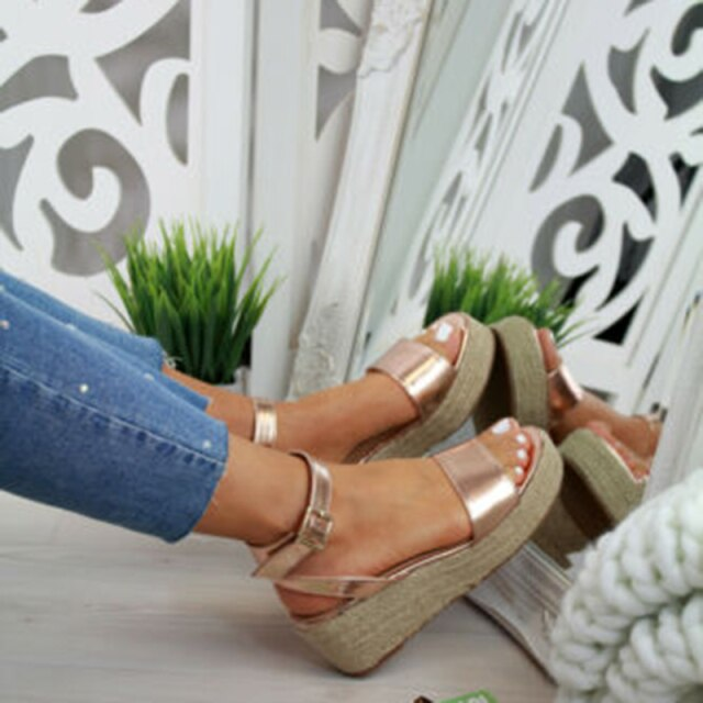 Frau trägt goldene Plateau-Sandalen, Peep-Toe, Espadrille-Stil, vor Spiegel, Sommermode.