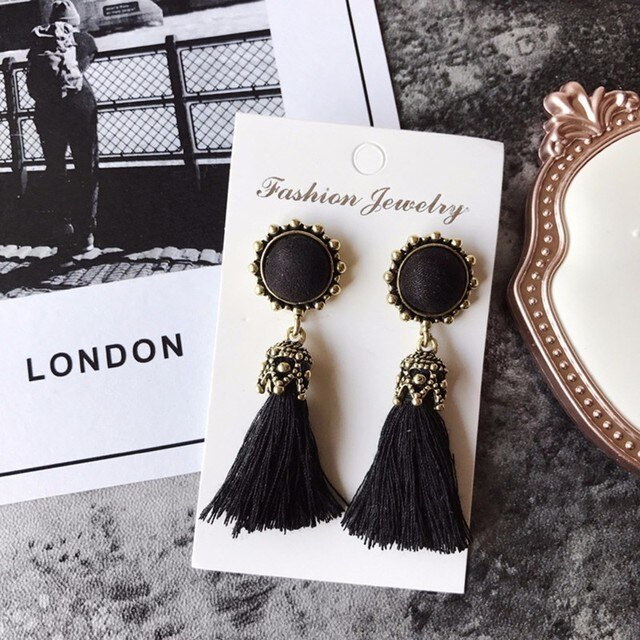 Schwarze Quastenohrringe, Vintage-Stil, goldene Details, Damenmode-Schmuck.