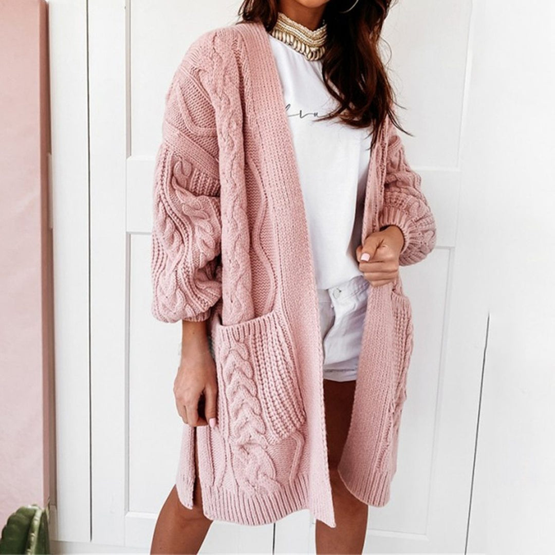 Frau trägt rosa Strickjacke mit Zopfmuster, lässig, modisch, gemütlich, Damenmode.