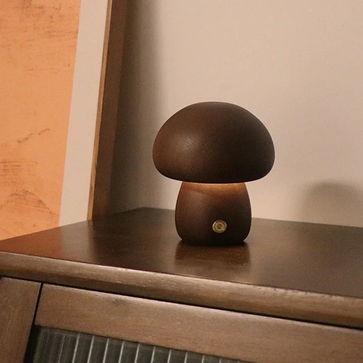 Braune Pilzlampe aus Holz auf Tisch, Nachtlicht, modernes Design, stimmungsvolle Beleuchtung.