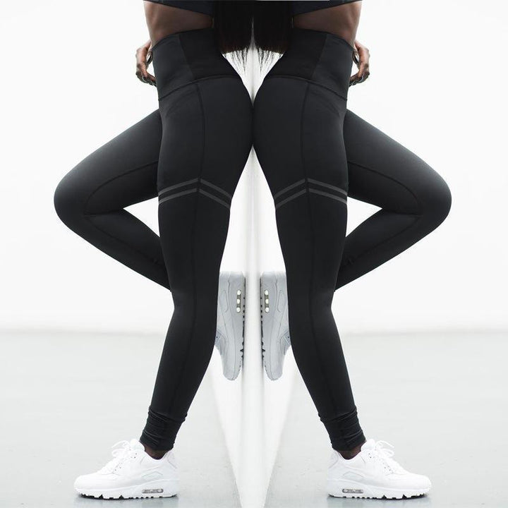 Schwarze Sportleggings Damen, reflektierend, mit weißen Sneakers, Fitnessmode, Ganzkörperansicht.