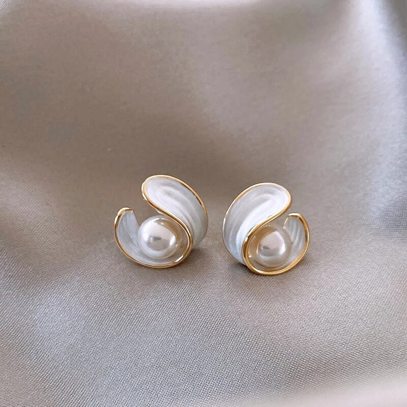 Goldene Ohrringe mit Perlen und Emaille, koreanisches Design, Schmuck für Damen.