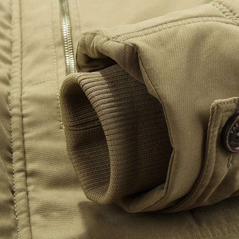 Khakifarbene Herren-Winterjacke, Parka-Stil, mit Reißverschluss und Rippbündchen, Outdoor-Mode.