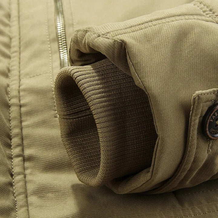 Khakifarbene Herren-Winterjacke, Parka-Stil, mit Reißverschluss und Rippbündchen, Outdoor-Mode.