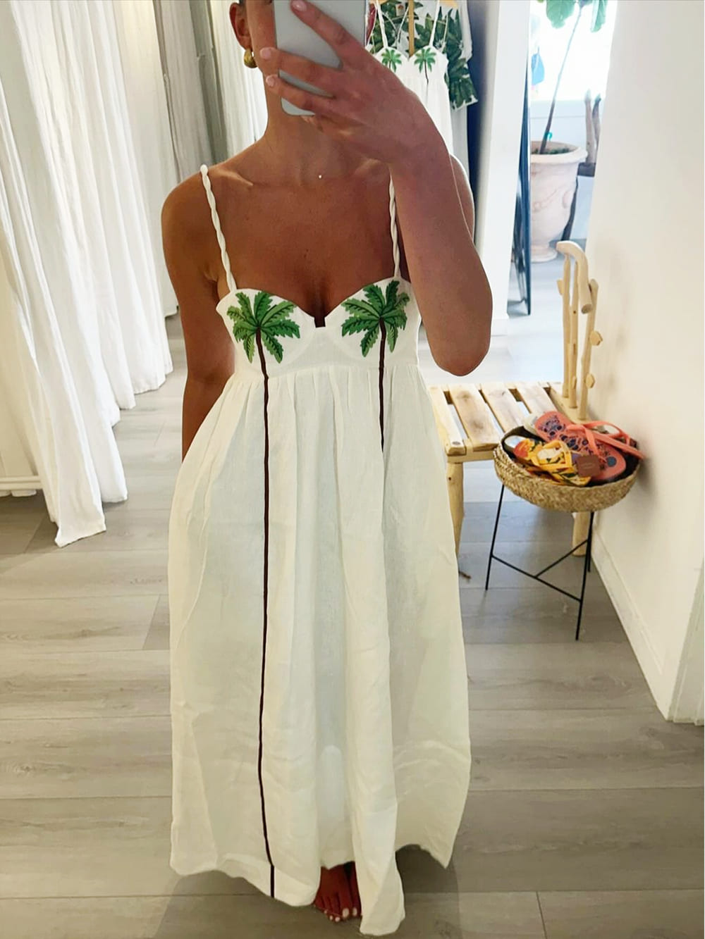 Trendy šaty na ramínka s tropickým palmovým potiskem – Estelle