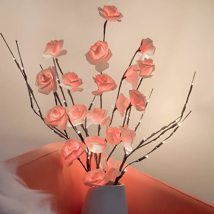 Rosa LED-Rosenstrauß in weißer Vase, dekorative Beleuchtung, romantische Wohnkultur.