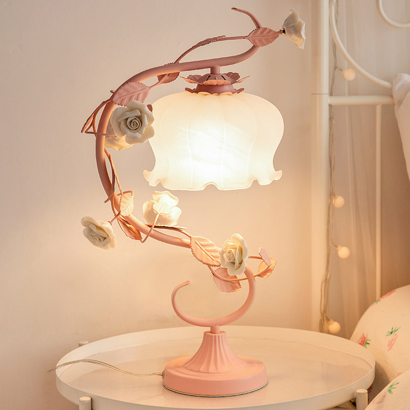 Rosa Tischlampe mit Blumenmotiv, Vintage-Stil, ideal für Schlafzimmerdekoration.