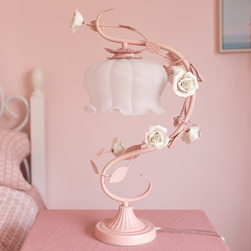 Rosa Tischlampe mit Rosenverzierungen, Vintage-Stil, ideal für romantische Schlafzimmerdekoration.