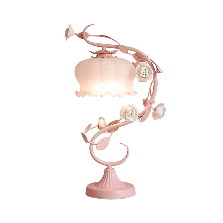 Rosa Tischlampe mit Blumenmotiv, Vintage-Stil, dekorative Beleuchtung, Metall und Glas.